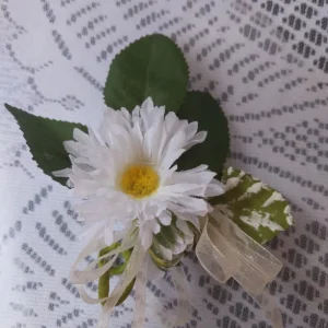 Daisy Boutonniere